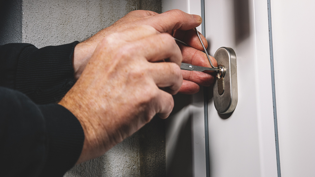 Hand turning door handle for emergency access