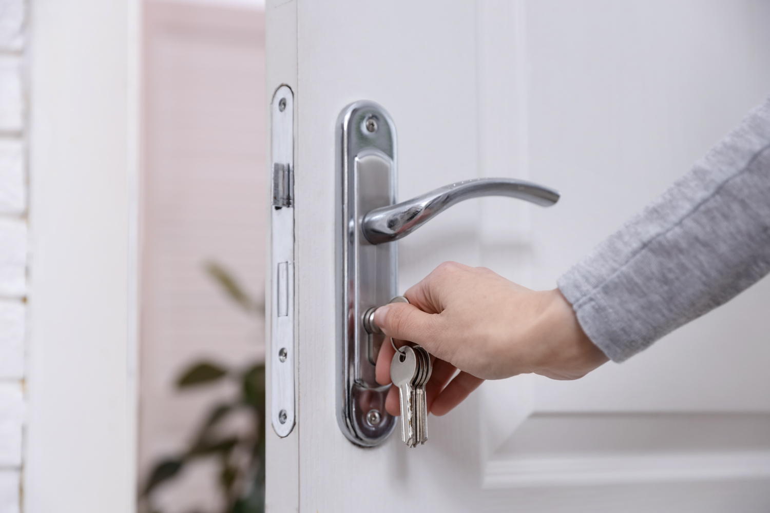 Key turning in door lock for security awareness